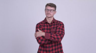 Mutlu hippi erkek gülümseyen ve düşünme sakallı