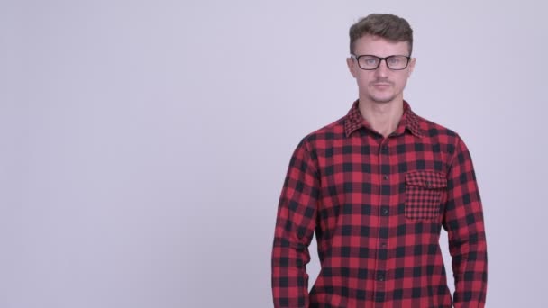 Homem hipster barbudo feliz sorrindo e mostrando algo — Vídeo de Stock