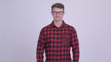 Yakışıklı sakallı hippi adam beyaz arka plan stüdyo çekim