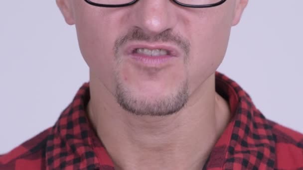 Рот агрессивного бородатого мужчины, говорящего сердито и кричащего — стоковое видео