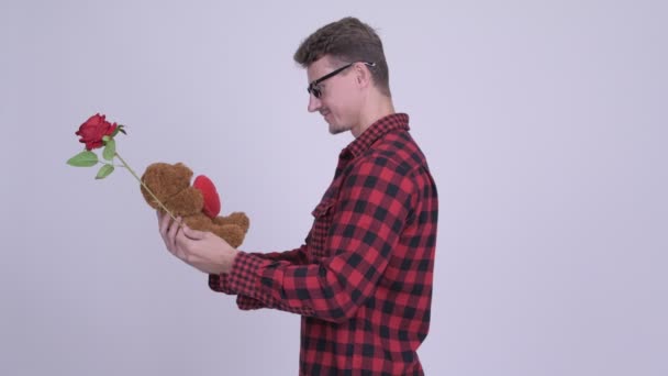 Geschokt bebaarde hipster man met de dag van Valentijnskaarten wordt weggenomen concept — Stockvideo
