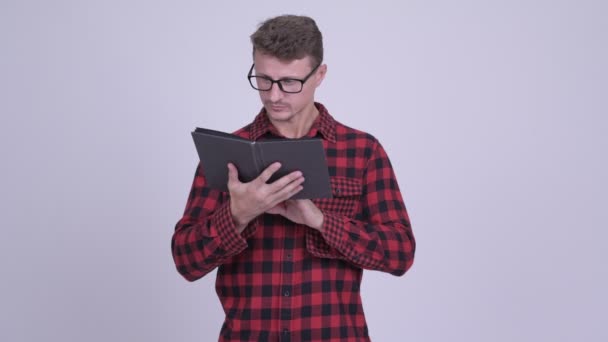 Homem hipster barbudo lendo livro e jogando fora — Vídeo de Stock