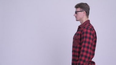 Yakışıklı sakallı hippi erkek portre profil görünümü