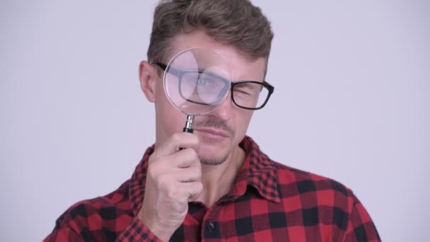 Funny barbudo hipster hombre jugando con lupa — Vídeos de Stock