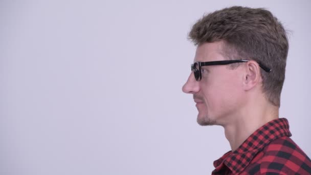 Visão de perfil de close-up de belo homem hipster barbudo — Vídeo de Stock