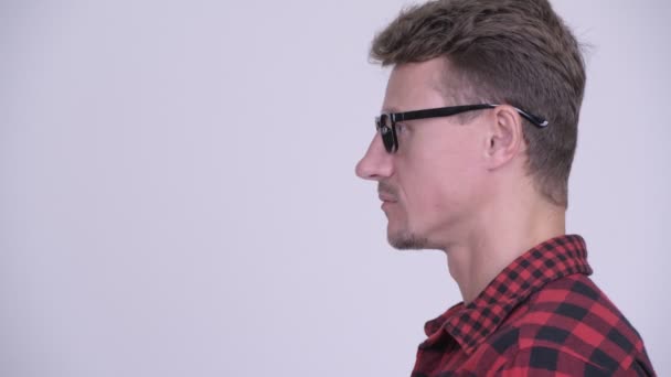 Vista de perfil de primer plano de hombre hipster barbudo guapo pensando — Vídeo de stock