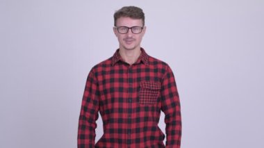 Bir şeyler açıklamaya mutlu yakışıklı sakallı hippi adam