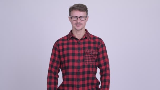 Homem hipster barbudo bonito feliz explicando algo — Vídeo de Stock