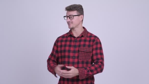 Feliz guapo barbudo hipster hombre presentando algo — Vídeo de stock