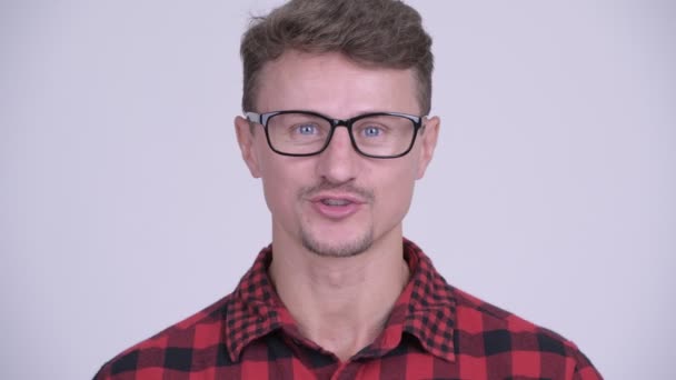 Homem hipster barbudo bonito feliz sendo entrevistado — Vídeo de Stock