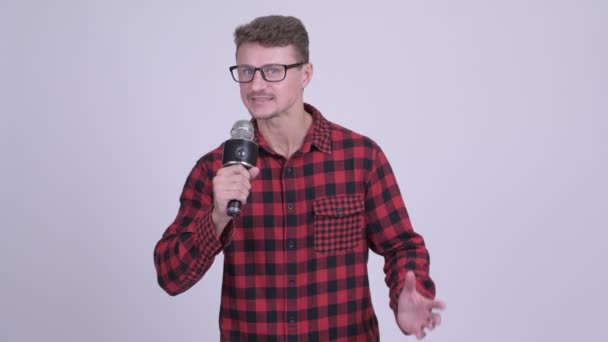 Homem hipster barbudo como noticiário cometendo erro — Vídeo de Stock