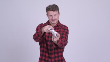 Oyun oynamayı ve kazanan mutlu sakallı hippi adam