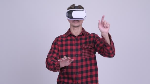 Homem Hipster usando fone de ouvido de realidade virtual — Vídeo de Stock