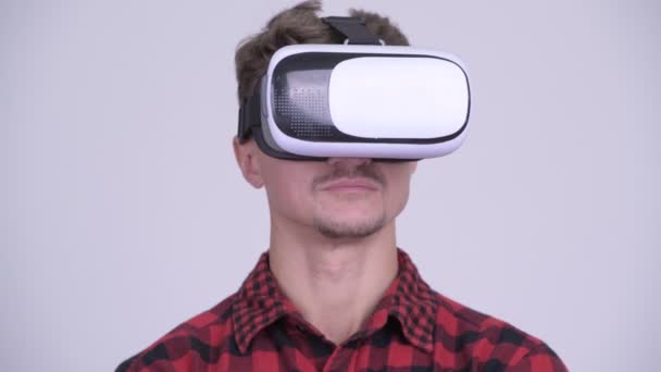 Gezicht van gelukkig hipster man met behulp van virtual reality headset — Stockvideo