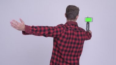 Hipster adam vlogging telefon ile arka görünümü
