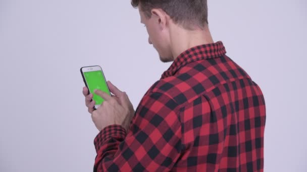 Вид сзади битник человека с помощью телефона — стоковое видео