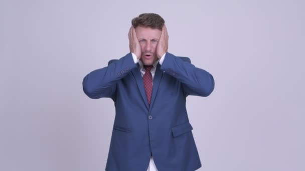 Стресовий бородатий бізнесмен отримує погані новини і виглядає розчарованим — стокове відео