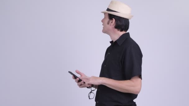Зрелый красивый турист теряется и использует телефон в качестве карты — стоковое видео