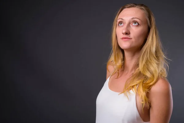 Studioporträt einer jungen blonden Frau — Stockfoto