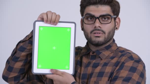 Tvář šťastný mladý vousatý indické bokovky muž ukazující digitální tabletu — Stock video
