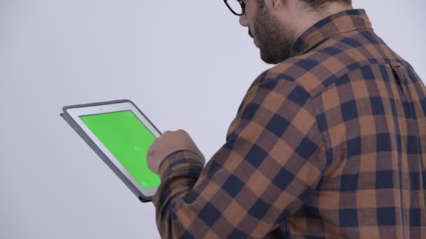 Dijital tablet kullanan genç Hintli hipster adam arka görünümü — Stok video