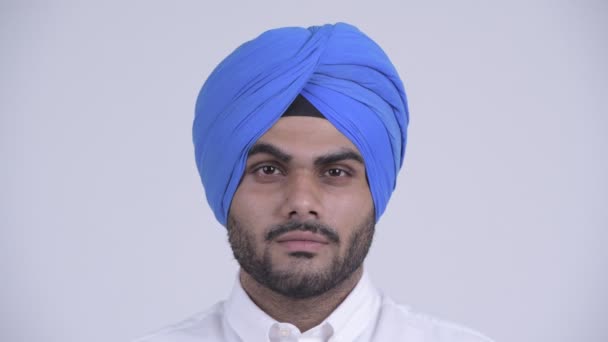 Ansikte av unga skäggig indisk sikhiska man bär turban — Stockvideo