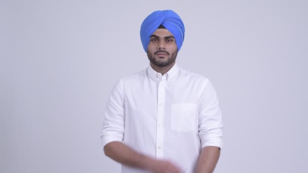 Feliz joven barbudo hombre Sikh indio usando turbante con los brazos cruzados — Vídeo de stock