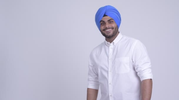 Feliz joven barbudo indio Sikh hombre mostrando algo — Vídeo de stock