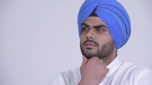 Rostro de feliz joven barbudo Sikh indio hombre pensando — Vídeo de stock