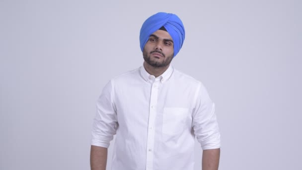 Feliz joven barbudo indio Sikh hombre mirando emocionado y dando pulgares hacia arriba — Vídeo de stock