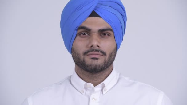 Rostro de feliz joven barbudo indio Sikh hombre asintiendo con la cabeza sí — Vídeos de Stock