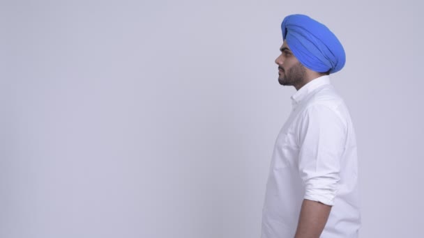 Plan Studio Jeune Sikh Indien Barbu Portant Turban Sur Fond — Video