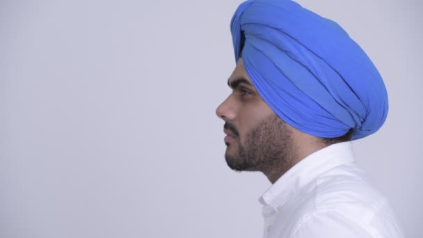 Närbild profil Visa glada unga skäggiga indiska Sikh människans tänkande — Stockvideo