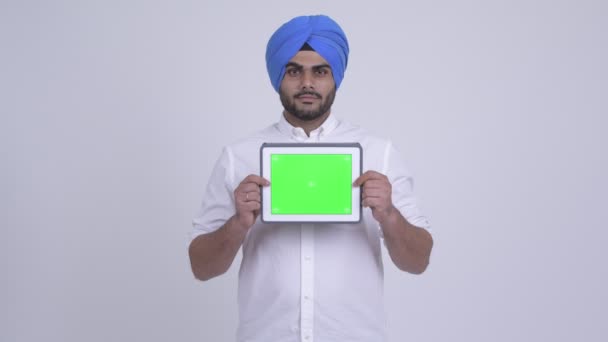 Feliz joven barbudo indio Sikh hombre mostrando tableta digital — Vídeo de stock
