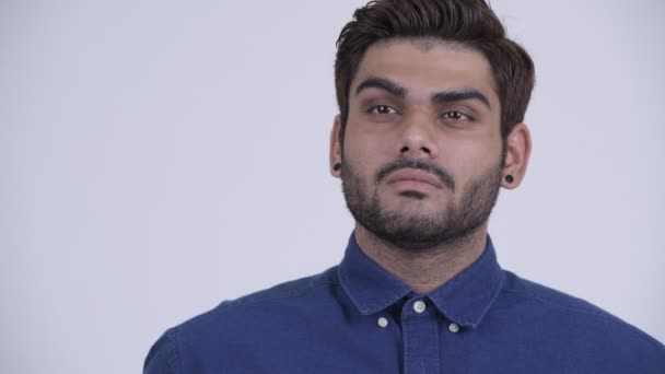 Ansikte av unga skäggiga indisk affärsman tänkande — Stockvideo