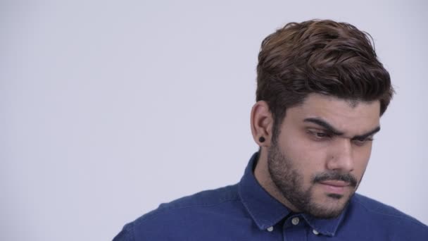 Обличчя серйозна молода бородатий індійський бізнесмен мислення — стокове відео