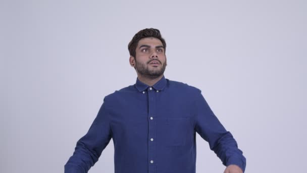 Mutlu genç Hintli işadamı bir şey yakalamak sakallı — Stok video