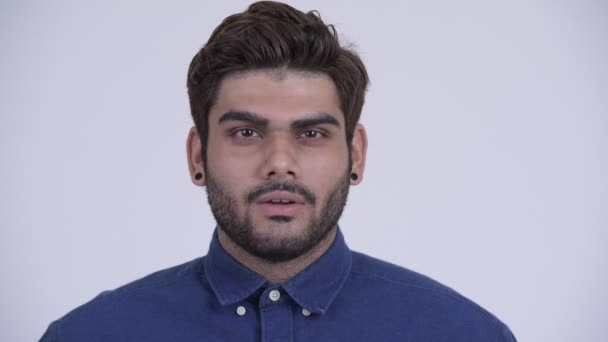 Feliz joven barbudo empresario indio con el dedo en los labios — Vídeos de Stock