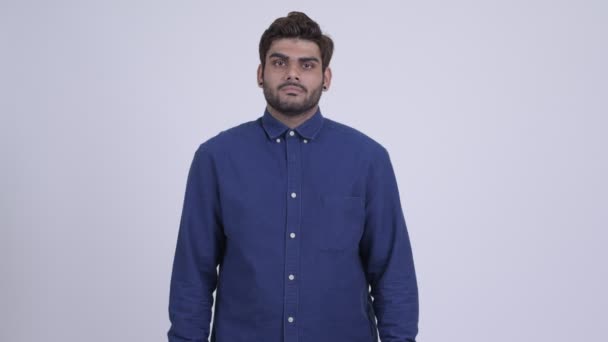 Joven barbudo empresario indio encogiéndose de hombros — Vídeos de Stock