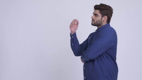 Genç sakallı Hintli işadamı düşünme profili görünümü — Stok video