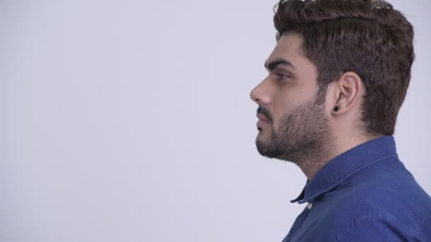 Vértes hossz-szelvény nézet fiatal szakállas indiai üzletember gondolkodás — Stock videók