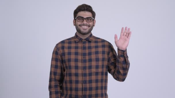 Feliz joven barbudo hipster indio hombre sonriendo y saludando de la mano — Vídeos de Stock