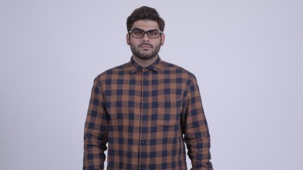 Щасливі молодих бородатий Індійська hipster людина з обіймами перетнула — стокове відео