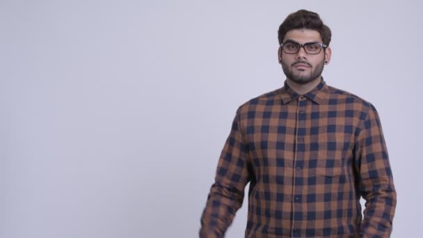 Feliz joven barbudo hipster indio hombre mostrando algo — Vídeos de Stock