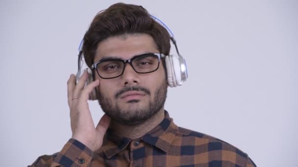 Jovem barbudo indiano hipster homem ouvindo música — Vídeo de Stock