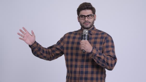 Joven barbudo hipster indio hombre como anfitrión cometer error — Vídeo de stock