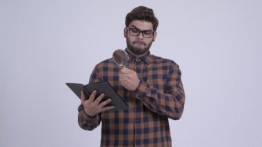 Büyüteç ile kitap okuma Hint hipster adam mutlu genç sakallı