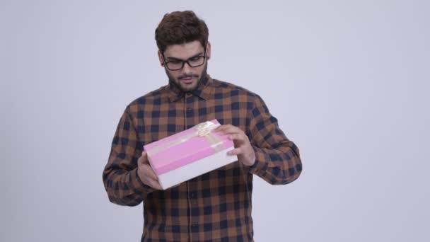 Ung skäggig indisk hipster mannen öppna tomma presentbox — Stockvideo