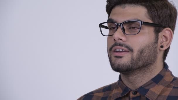 Gezicht van jonge bebaarde hipster van Indiase man wordt geïnterviewd — Stockvideo
