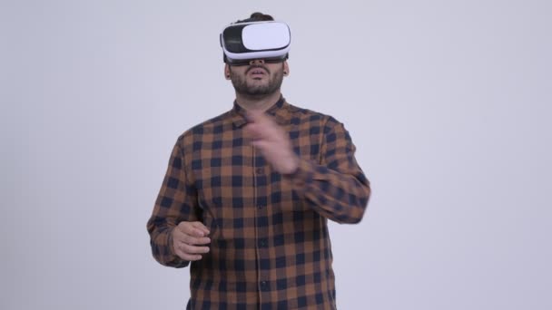 Молодой бородатый индийский хипстер использует гарнитуру виртуальной реальности — стоковое видео